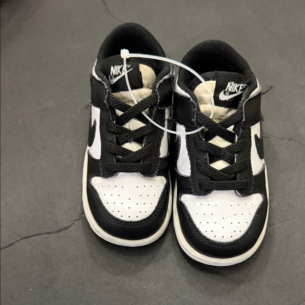 Nike Dunk Low sneakers classic black and white "Panda"